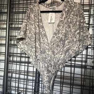 BUCKETLIST Gray Floral Surplice bodysuit thing kimono sleeves Top deep v neck A7